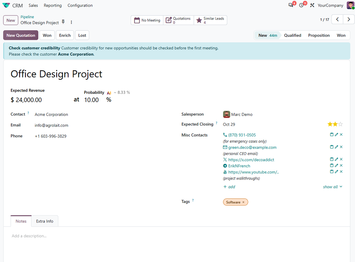 Formulário de oportunidade CRM Odoo com um banner Smart Alert a destacar uma política para o cliente